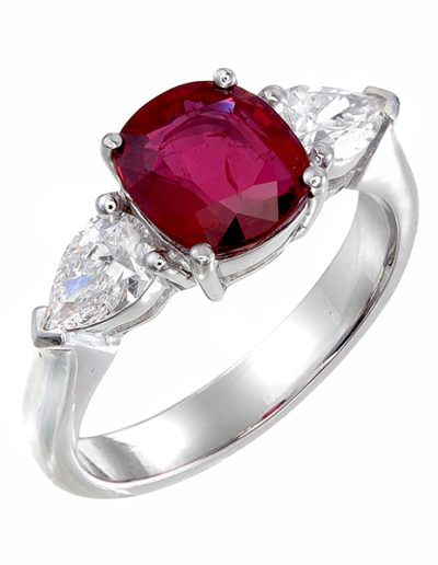 Anillo Rubí cojin 2.02 cts, Diamantes lagrima 0.64 ct